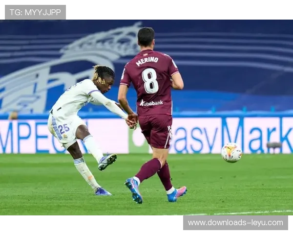 皇家社会右路策动攻势，索莱尔在禁区前沿送出精妙直塞，埃雷拉抢点突破后被郝伊森铲倒